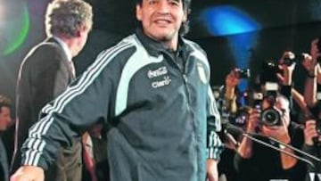 <b>ALEGRE. </b>Maradona, en su presentación como seleccionador. Ahora tiene algún roce con la AFA.