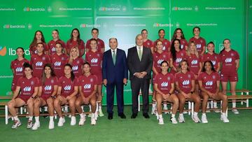 El presidente de Iberdrola, Ignacio Galán, y el CEO de Iberdrola España, Mario Ruiz-Tagle, posa con las jugadoras de la Selección española de fútbol.