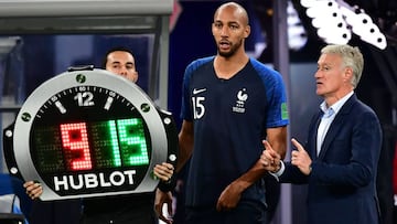 Didier Deschamps (Francia) y Steven N'Zonzi, antes de sacar a N'Golo Kanté del campo en la final del Mundial.