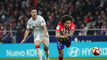 MADRID, 07/02/2024.- El centrocampista belga del Atlético de Madrid, Axel Witsel (d), cae ante el delantero del Athletic Club, Gorka Guruzeta, durante el encuentro correspondiente a la ida de las semifinales de la Copa del Rey que Atlético de Madrid y Athletic Club disputan este miércoles en el estadio Metropolitano, en Madrid. EFE/Kiko Huesca.
