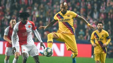 Barcelona's Chilean midfielder Arturo Vidal (C) and Slavia Prague's Nigerian forward Peter Olayinka (L) vie for the ball during the UEFA Champions League football match between SK Slavia Prague and FC Barcelona in Prague, Czech Republic on October 23, 2019. (Photo by JOE KLAMAR / AFP)