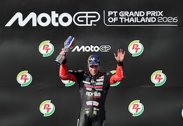 Marco Bezzecchi en el podio del Gran Premio de Tailandia de MotoGP.
