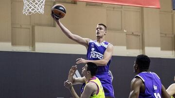 Radoncic lanza a canasta.