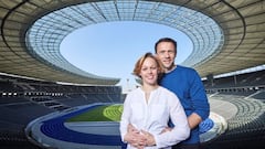 La atleta alemana Leena Gunther posa con su prometido, el entrenador Veit Rauscher, con el Estadio Ol&iacute;mpico de Berl&iacute;n de fondo.