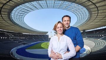 La atleta alemana Leena Gunther posa con su prometido, el entrenador Veit Rauscher, con el Estadio Ol&iacute;mpico de Berl&iacute;n de fondo.