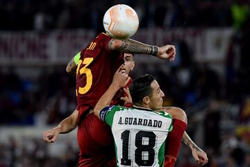 Gianluca Mancini y Andrés Guardado.