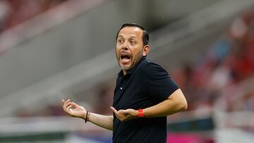 GUADALAJARA (MÉXICO), 22/10/2024.- Eduardo Fentanes entrenador de Necaxa reacciona este martes durante un partido de la jornada 13 del torneo apertura 2024 de la liga del fútbol mexicano disputado en el Estadio Akron en la ciudad de Guadalajara, Jalisco (México). EFE/ Francisco Guasco