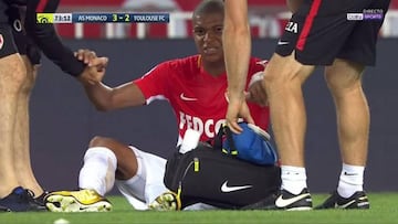 Mbappé se retira con molestias en la rodilla derecha