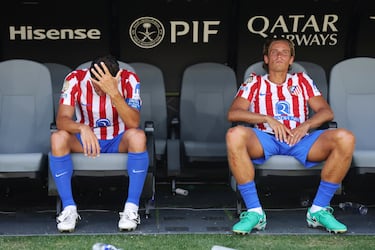 Koke y Marcos llorente sentados en el banquillo rojiblanco tras acabar el partido.