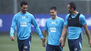 Kike Garc&iacute;a, Oliveira, Tejero durante un entrenamiento.