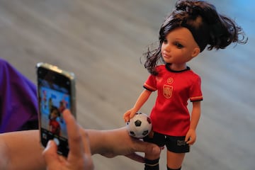 El día 6 se presentó en Madrid una edición especial de la mundialmente conocida muñeca Nancy. Con ella, la
marca Famosa quiere apoyar a la Selección española de fútbol femenino. La compañía juguetera también pretende fomentar entre los más pequeños los valores de la igualdad de género en el deporte a través del juego.