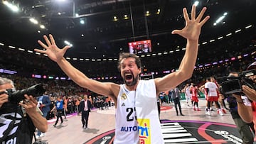 Sergio Llull celebra con entusiasmo la undécima Copa de Europa del Real Madrid ganada en Kaunas el 21 de mayo de 2023.