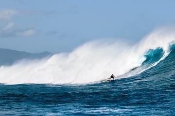 60 años después de que Greg Knoll y Mickey Munoz surfearan Waimea por primera vez, se podría decir que las chicas también han hecho historia. Y la primera de esta historia es Keala Kennelly, que se lleva el premio de la general (Overall Performance) y de de la ola más grande (Biggest Wave) por una bomba surfeada el 13 febrero en Outer Reef, Oahu (Hawái, Estados Unidos). 