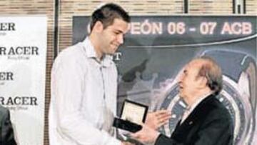 <b>PREMIO. </b>Portela entrega a Felipe Reyes el reloj de los campeones.
