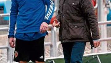 <b>DOLORIDO. </b>Óscar, el doctor del Real Zaragoza, acompaña a Pulido en su retirada tras la lesión.