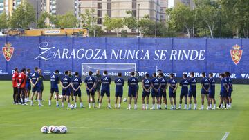 Víctor Fernández da instrucciones a sus futbolistas delante de la lona que ahora cubre el Gol Sur.