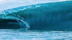 El surfista tahitiano Matahi Drollet surfea una de las mayores olas de la d&eacute;cada en Teahupoo (Tahit&iacute;, Polinesia Francesa) el viernes 13 de agosto del 2021. 
