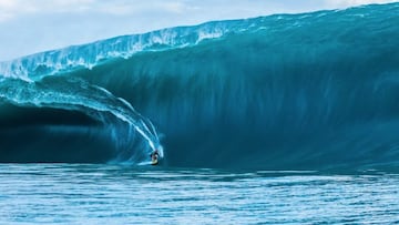 El surfista tahitiano Matahi Drollet surfea una de las mayores olas de la d&eacute;cada en Teahupoo (Tahit&iacute;, Polinesia Francesa) el viernes 13 de agosto del 2021. 