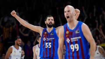 BARCELONA, 15/06/2022.- El ala pivot montenegrino del FC Barcelona, Nikola Mirotic, celebra la victoria del equipo blaugrana a la finalización del segundo encuentro de las finales de la liga Endesa que han disputado hoy miércoles frente al Real Madrid en el Palau Blaugrana de Barcelona. EFE/ Enric Fontcuberta.
