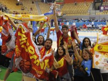 Muchos seguidores españoles apoyando al equipo.