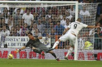 Benzema ya superó a Bravo. Era el 3-1 del Real Madrid.