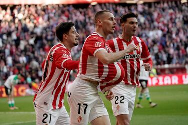 El delantero belga del Sporting sigue dando los mejores goles y aciertos a su equipo. Siempre en el sitio exacto, además del gol ante el Racing, sus pases siempre llevan peligro para el rival.