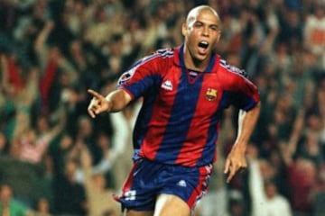 Ronaldo Nazario tuvo un paso breve por el Barcelona, pero después de ir al Inter, pasó a ser jugador del Real Madrid. 