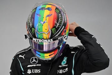 Hamilton, con su casco arcoíris.