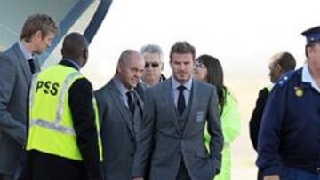 <b>ATRACCIÓN. </b>Beckham, desembarcando en Johanesburgo con la indumentaria oficial inglesa.