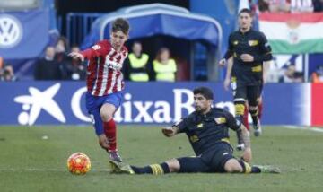 Vietto se lleva el balón ante Banega.