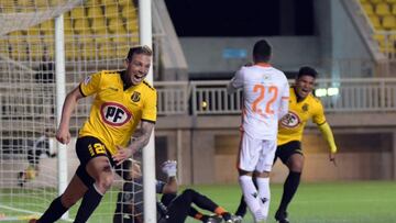 Carlos Rotondi festeja un gol.