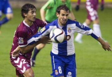 El delantero uruguayo del R.C.F. Espanyol Christian Ricardo Stuani lucha un balón con el defensa del Deportivo Alavés Einar Galilea.