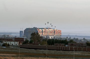   El buque de transporte de mercancías (Ever Given) sigue encallado en el Canal de Suez, un canal navegable situado en Egipto que une el mar Mediterráneo con el mar Rojo, debido a una tormenta de arena y de fuerte viento. Numerosos barcos han quedado atascados debido a una tormenta de arena y de fuerte viento con embarcaciones queriendo cruzar el canal. El Ever Given tiene 400 metros de eslora y pesa 200.000 toneladas sin carga, con capacidad de transportar 20.000 contenedores.