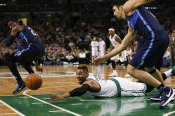 Jared Sullinger ante Wesley Matthews y Zaza Pachulia.