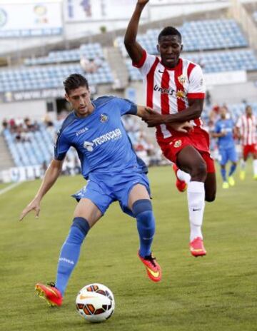 El jugador del Getafe, Sergio Escudero, disputa el balón a Jonathan Zongo.