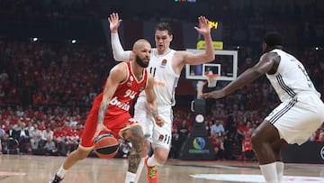 Evan Fournier, alero del Olympiacos, defendido por Mario Hezonja y Garuba.