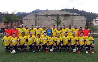 “Toda mi vida he jugado fútbol, desde los 4 o 5 años. En Bucaramanga, mi ciudad natal, estuve en las categorías infantil, prejuvenil y juvenil de la Selección Santander, estuve en las fuerzas básica del Bucaramanga y en 1990 me vine a estudiar medicina a Medellín, una ciudad tan pujante respecto al fútbol”, contó Édgar Méndez a AS Colombia.