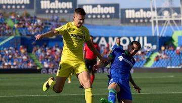 GETAFE, SPAIN - AUGUST 28: Juan Foyth of Villarreal CF is challenged by Mauro Arambarri of Getafe CFduring the LaLiga Santander match between Getafe CF and Villarreal CF at Coliseum Alfonso Perez on August 28, 2022 in Getafe, Spain. (Photo by Angel Martinez/Getty Images)