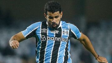 Gremio's forward Diego Costa controls the ball during the Copa Libertadores group stage second leg football match between between Brazil's Gremio and Bolivia's The Strongest at the Couto Pereira stadium in Curitiba, Brazil, on May 29, 2024. (Photo by Albari Rosa / AFP)