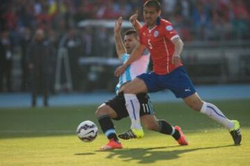 El 'Gato' es un '6' de origen y ahí actúa en Jaguares de Chiapas, en México. No obstante, Jorge Sampaoli lo ha reinventado como defensor central. En el Mundial de Brasil y en la final de la Copa América tuvo buenas actuaciones en la zaga.