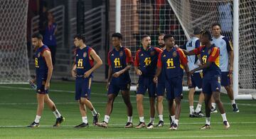 Un grupo de jugadores durante la sesión de entrenamiento de hoy. 
