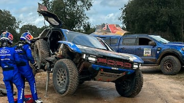 Mattias Ekstrom intenta reparar su Ford Raptor en el Rally de Portugal.