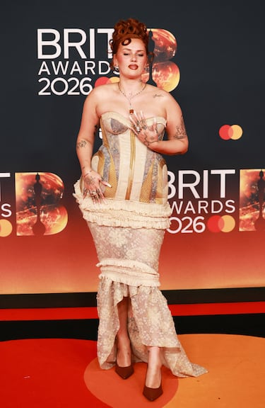 Sasha Keable posa en la alfombra roja. 