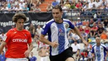 <b>VIEJOS CONOCIDOS. </b>Delibasic disputa un balón con Edu Moya en el Hércules-Celta del año pasado.