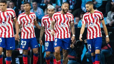 Los jugadores del Atlético celebran el gol de Memphis ante el Celta.
