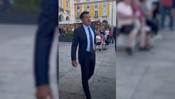 El tenso momento en el que Figo se encara con un aficionado del Barça que le llamó “traidor”