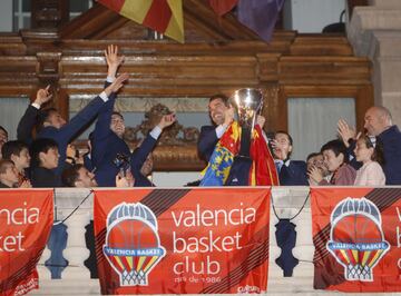 El Valencia Basket en el ayuntamiento. 
Los jugadores en el balcón del consistorio. Rafa Martínez  con el trofeo.