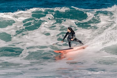 De los bancos de arena al fondo volcánico: el paddle surf profesional en Las Palmas