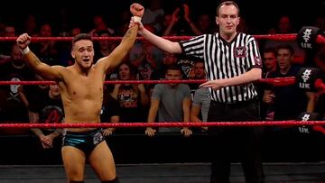 A-Kid celebra su victoria en NXT UK.