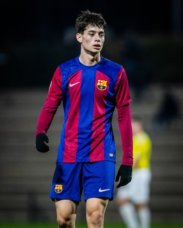 Históricamente, la cantera del Barça no ha destacado por producir delanteros centro. La irrupción de Marc Guiu y el buen hacer de Óscar Gistau en el Juvenil B hacen que desde el club catalán confíen en sus efectivos. El natural de Salou es un perfil móvil, escurridizo y tiene la capacidad de golpear con las dos piernas. 